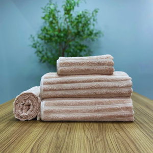 Toalha de Banho de Veludo Coral – Conforto e Sofisticação no Seu Banho - 4 Peças Gigante 100% Algodão Grossa Felpuda Super Macia Excelente Absorção